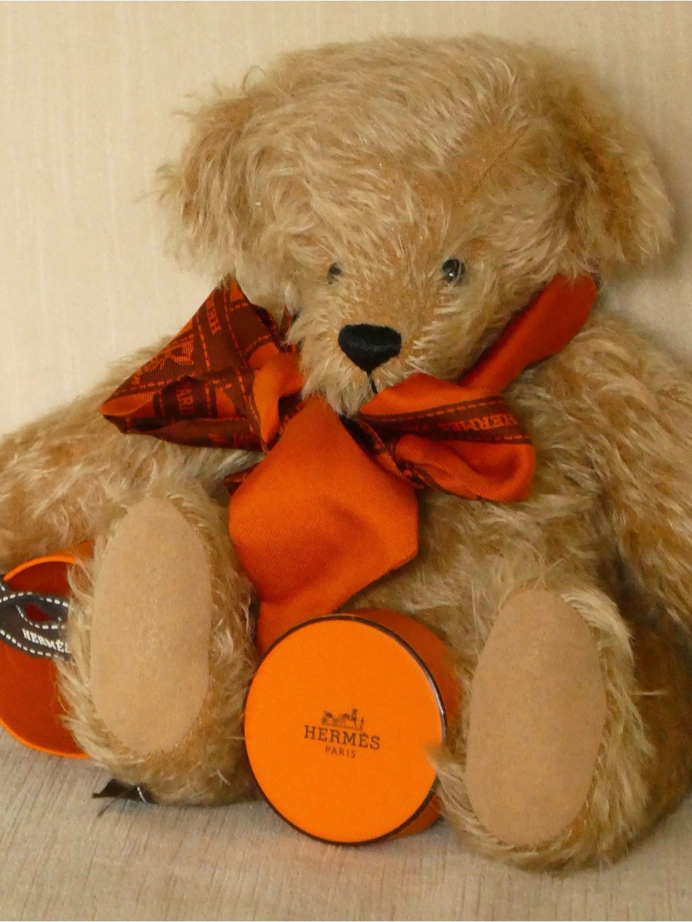 Hermès Orange Vintage Twiily Silk-Scarf with round box & ribbon.